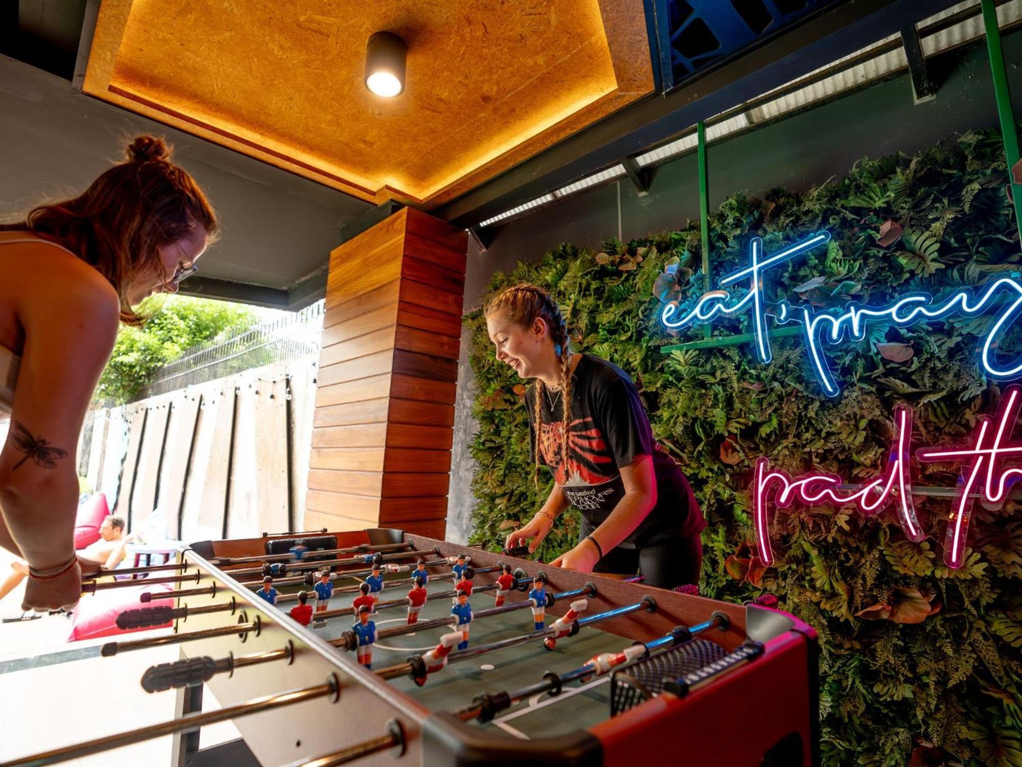 Mad Monkey Phuket Hostel Patong Ngoại thất bức ảnh