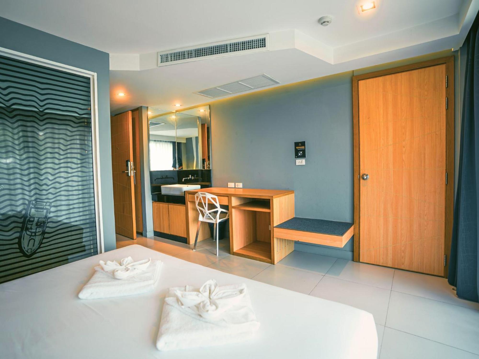 Mad Monkey Phuket Hostel Patong Ngoại thất bức ảnh
