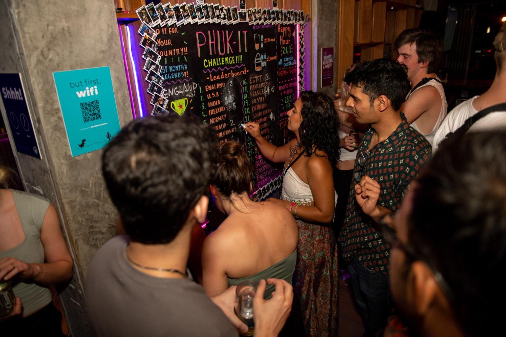 Mad Monkey Phuket Hostel Patong Ngoại thất bức ảnh