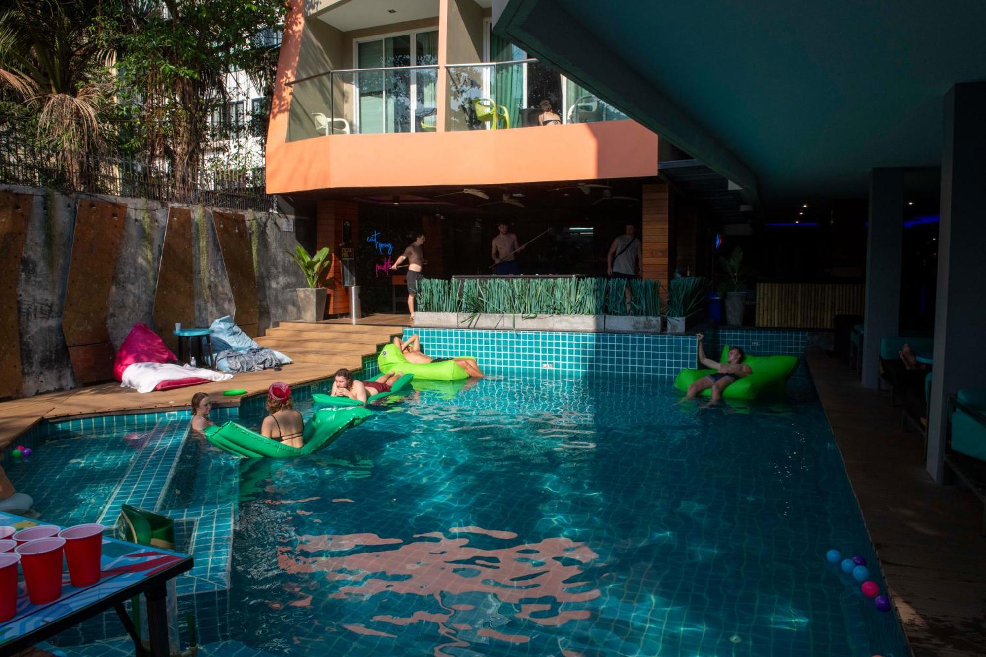Mad Monkey Phuket Hostel Patong Ngoại thất bức ảnh